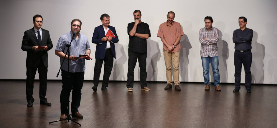 مرتضی شمس کارگردان و فیلم ساز مستقل فیلم کوتاه و فیلم بلند که در جشنواره های فیلم کوتاه حضور داشته و چندین نامزدی برای فیلم کوتاه و برنده بهترین فیلم کوتاه کردی از جشنواره سلیمانیه شده است.
Morteza Shams is a director and independent filmmaker of short films and feature films who has participated in short film festivals and won several nominations for short films and won the best Kurdish short film from the Sulaymaniyah Festival.